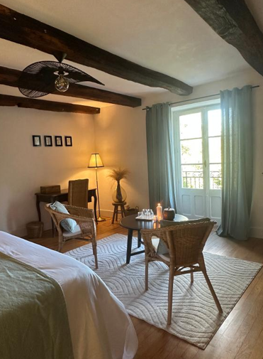 Chambre calme avec éclairage doux