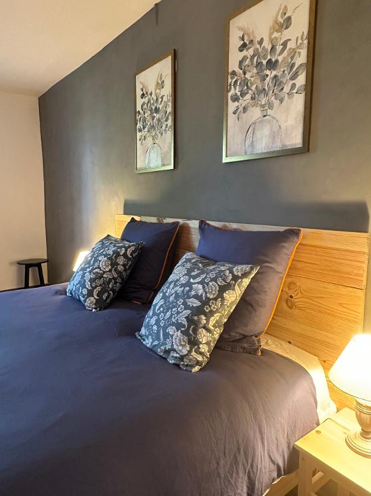 Chambre avec lit confortable