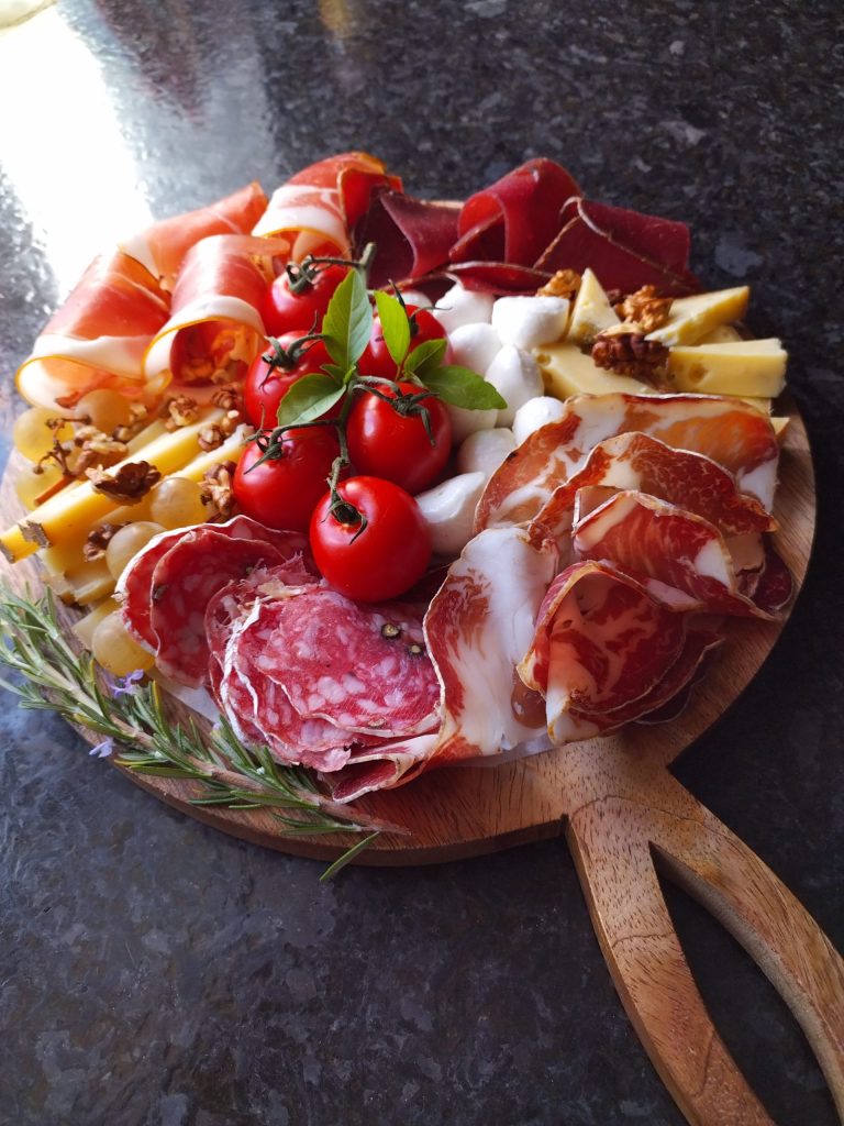 Plateau de charcuterie coloré