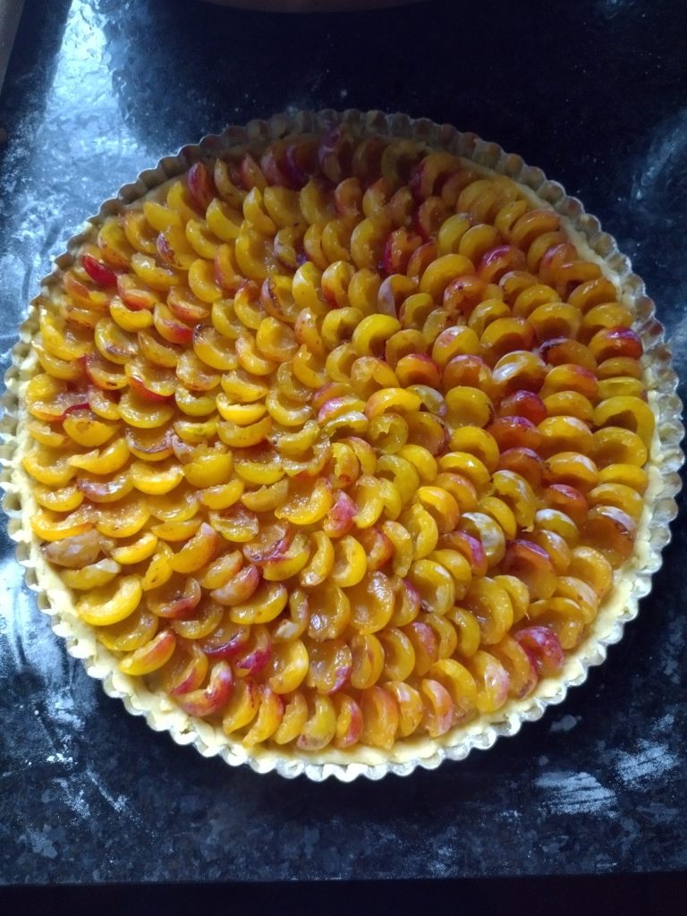 Tarte aux prunes colorées