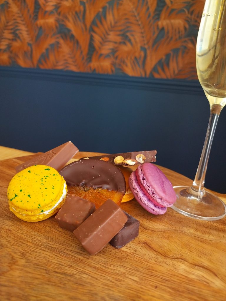 Desserts variés et flûte de champagne